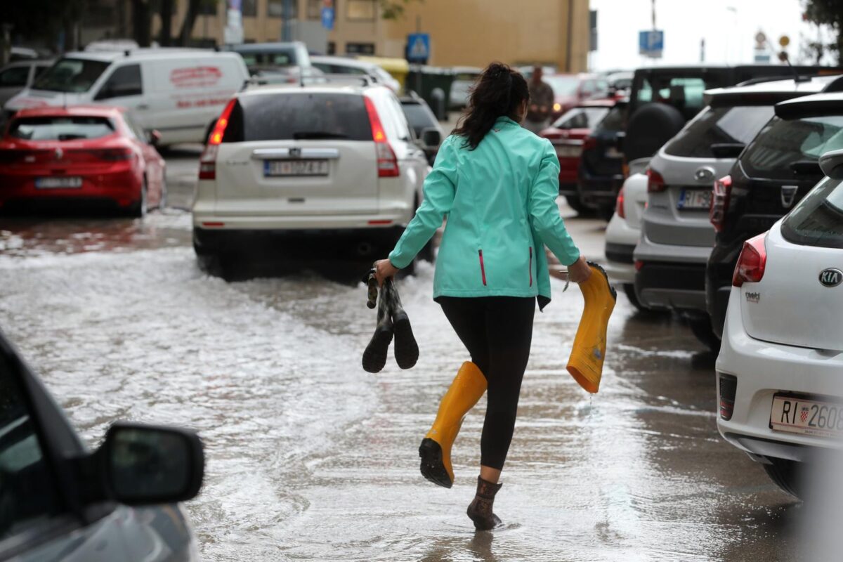 Rijeka: Jako jugo i kia poplavilo ulice oko trnice i rivu