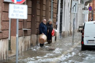 Rijeka: Jako jugo i kiša poplavilo ulice oko tržnice i rivu