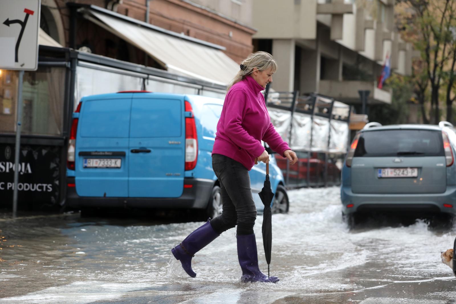 Rijeka: Jako jugo i kiša poplavilo ulice oko tržnice i rivu Rijeka: Jako jugo i kiša poplavilo ulice oko tržnice i rivu