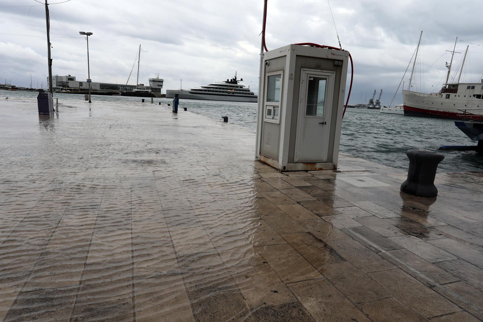 Rijeka: Jako jugo i kiša poplavilo ulice oko tržnice i rivu Rijeka: Jako jugo i kiša poplavilo ulice oko tržnice i rivu