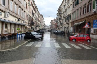 Rijeka: Jako jugo i kiša poplavilo ulice oko tržnice i rivu