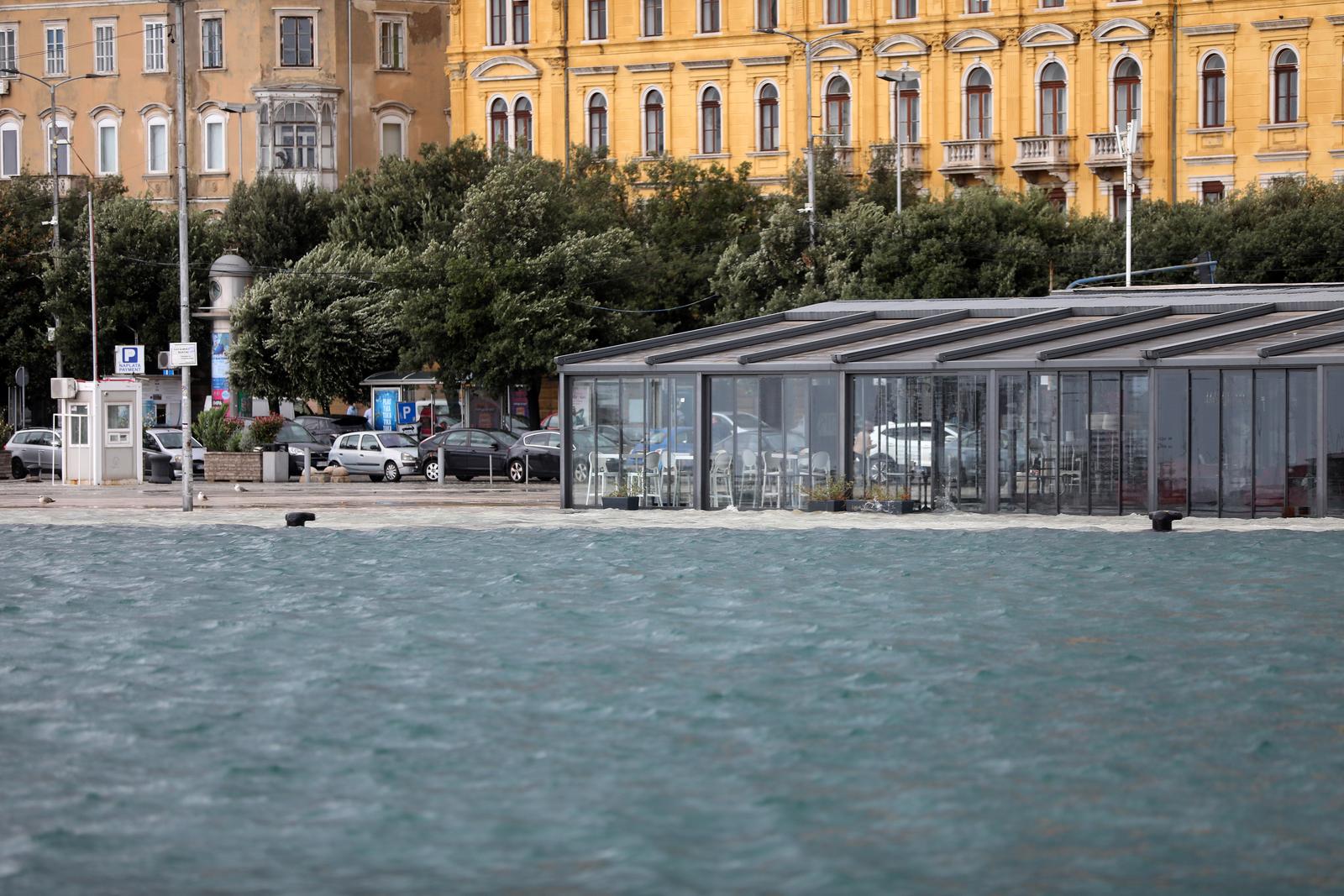 Rijeka: Jako jugo i kiša poplavilo ulice oko tržnice i rivu Rijeka: Jako jugo i kiša poplavilo ulice oko tržnice i rivu