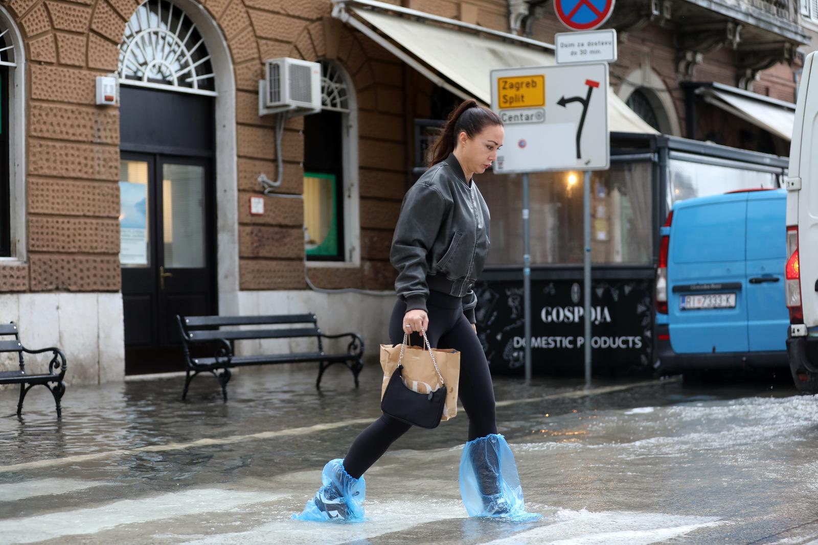 Rijeka: Jako jugo i kiša poplavilo ulice oko tržnice i rivu Rijeka: Jako jugo i kiša poplavilo ulice oko tržnice i rivu