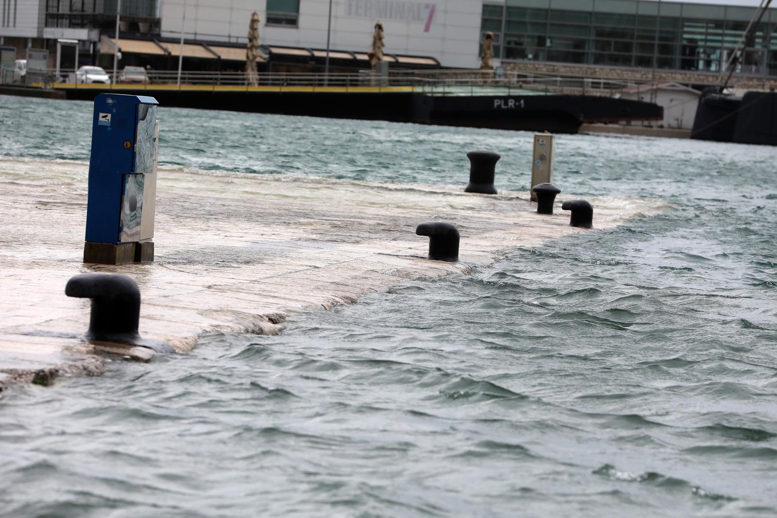 Rijeka: Jako jugo i kiša poplavilo ulice oko tržnice i rivu Rijeka: Jako jugo i kiša poplavilo ulice oko tržnice i rivu