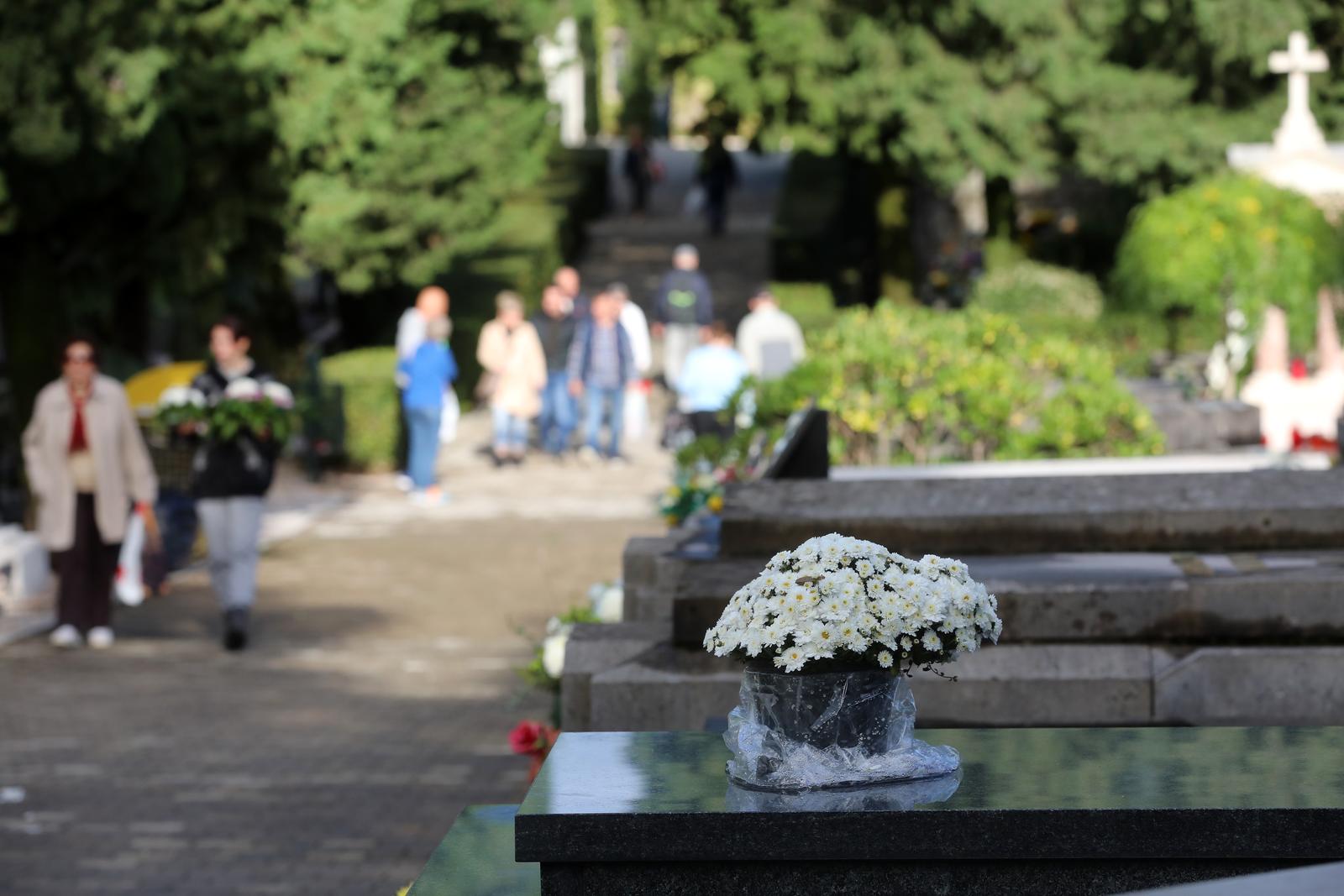 Rijeka: Gra?ani na groblju na blagdan Svih Svetih Rijeka: Gra?ani na groblju na blagdan Svih Svetih