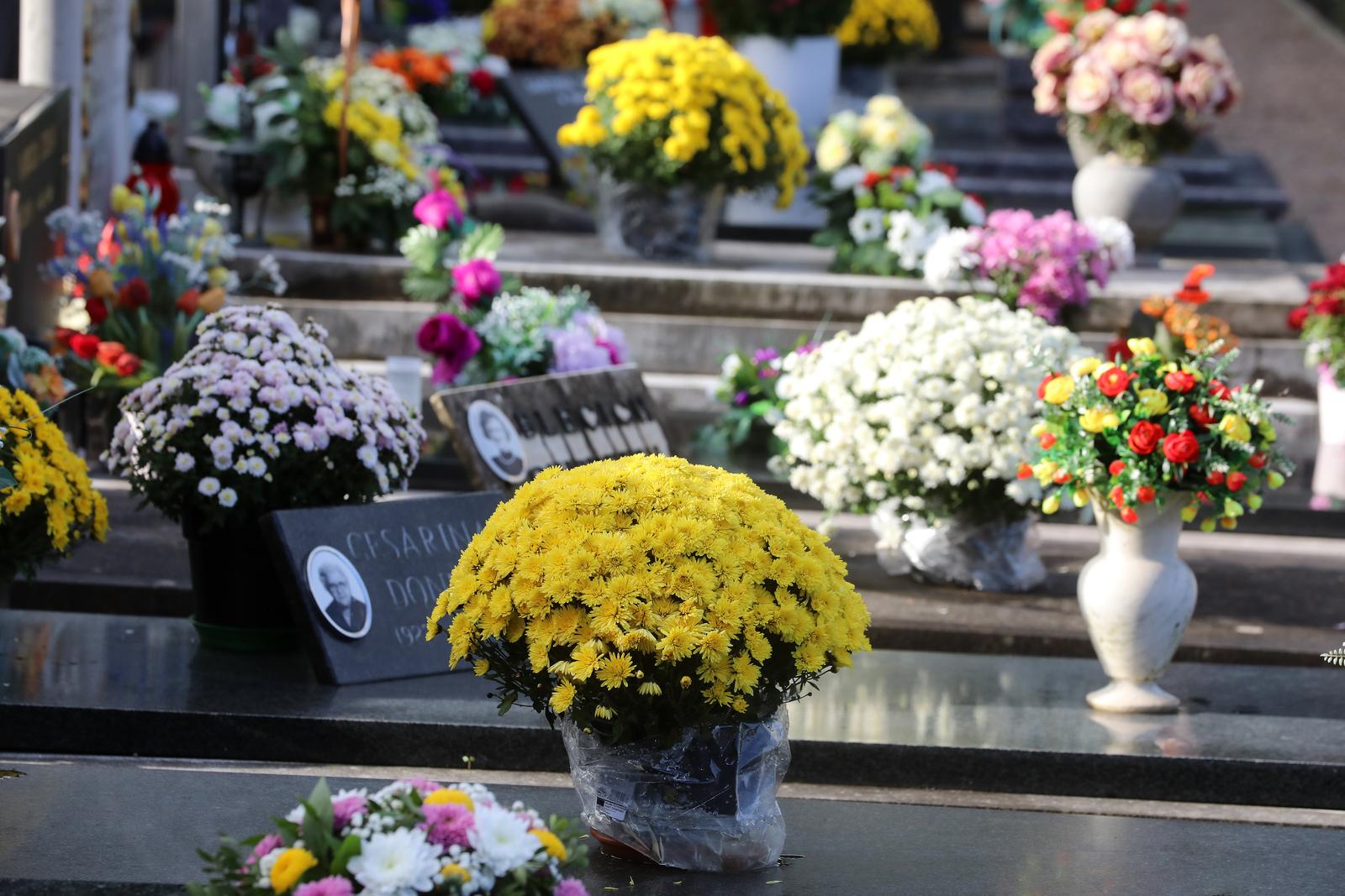 Rijeka: Građani na groblju na blagdan Svih Svetih Rijeka: Građani na groblju na blagdan Svih Svetih