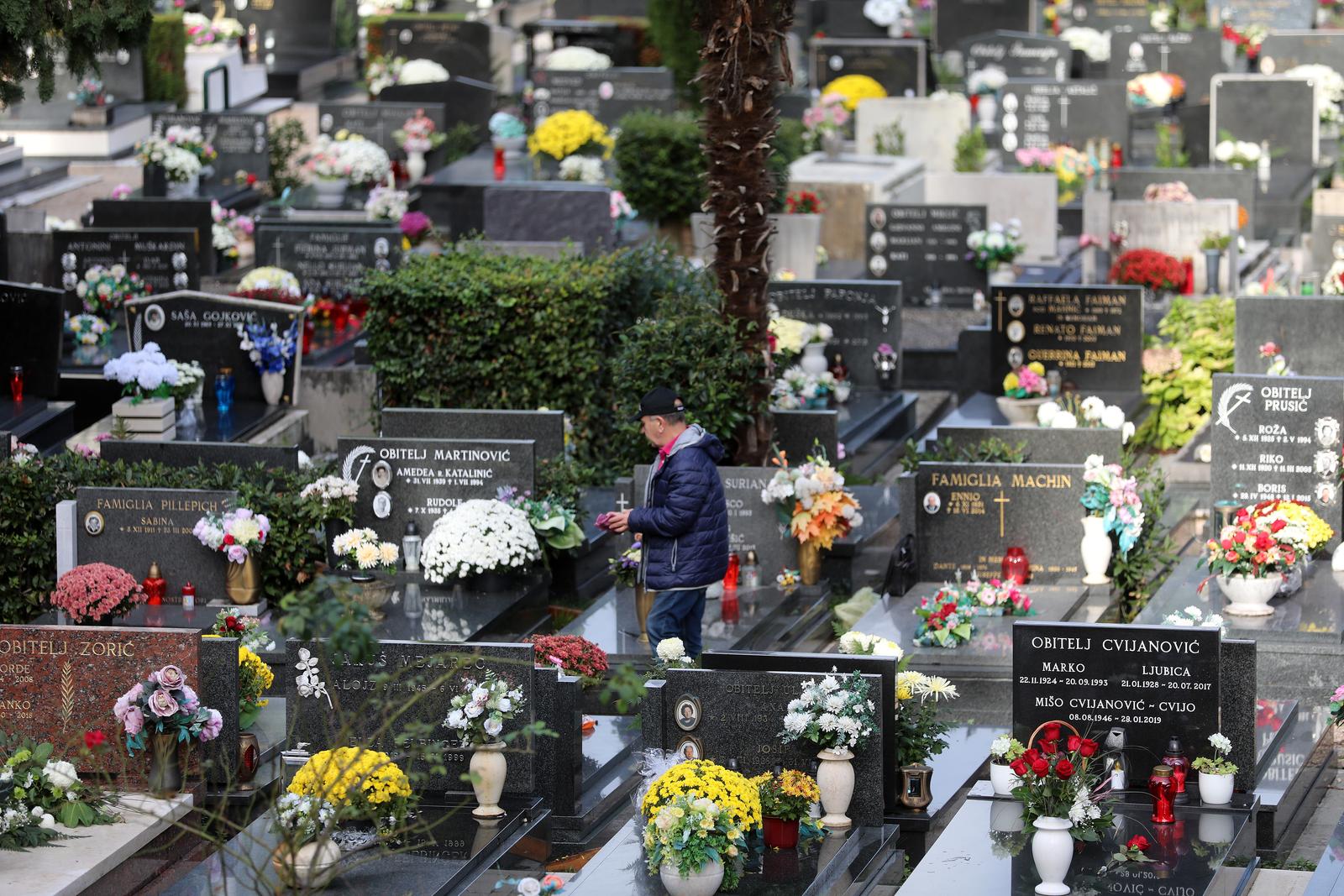 Rijeka: Građani na groblju na blagdan Svih Svetih Rijeka: Građani na groblju na blagdan Svih Svetih