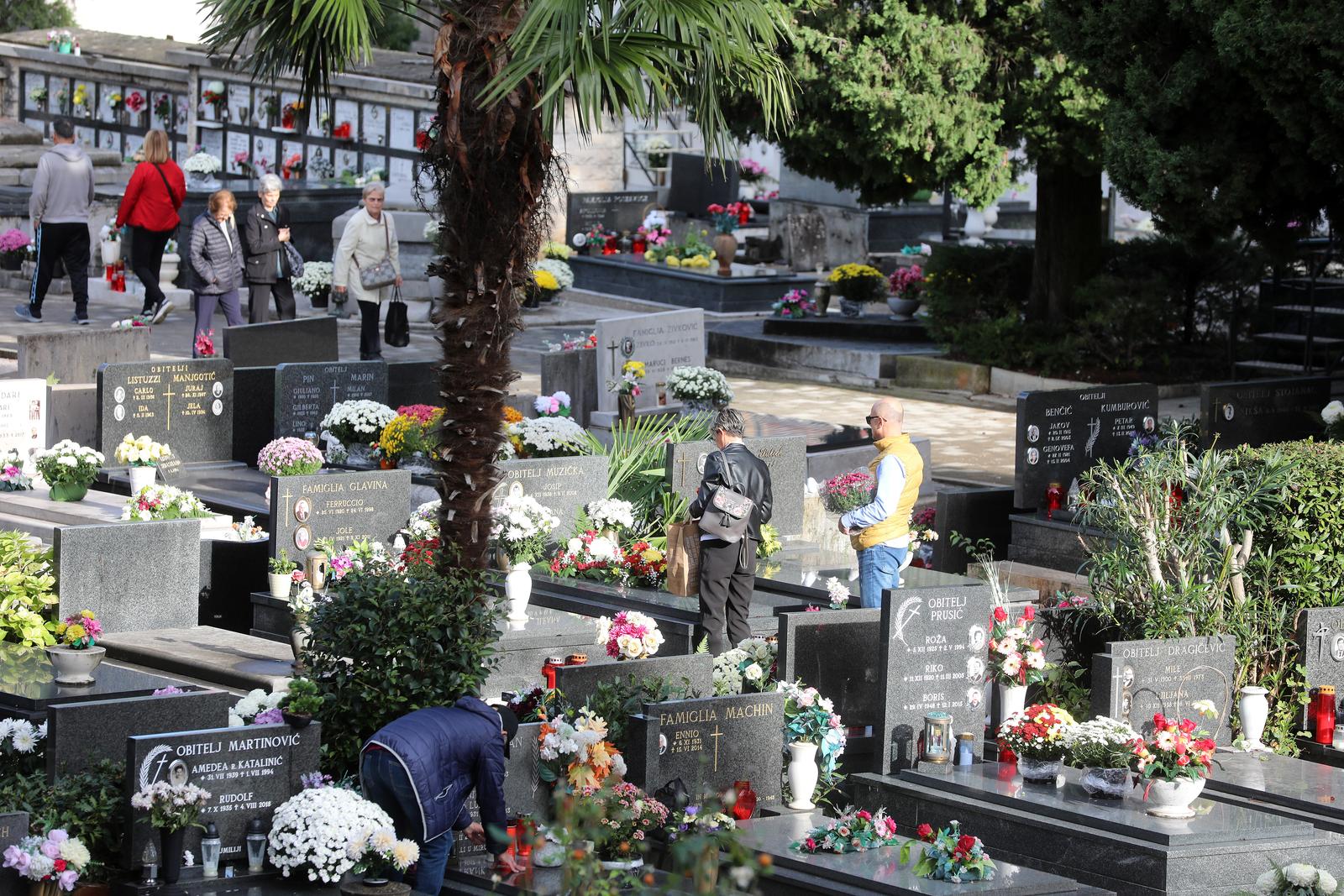 Rijeka: Gra?ani na groblju na blagdan Svih Svetih Rijeka: Gra?ani na groblju na blagdan Svih Svetih