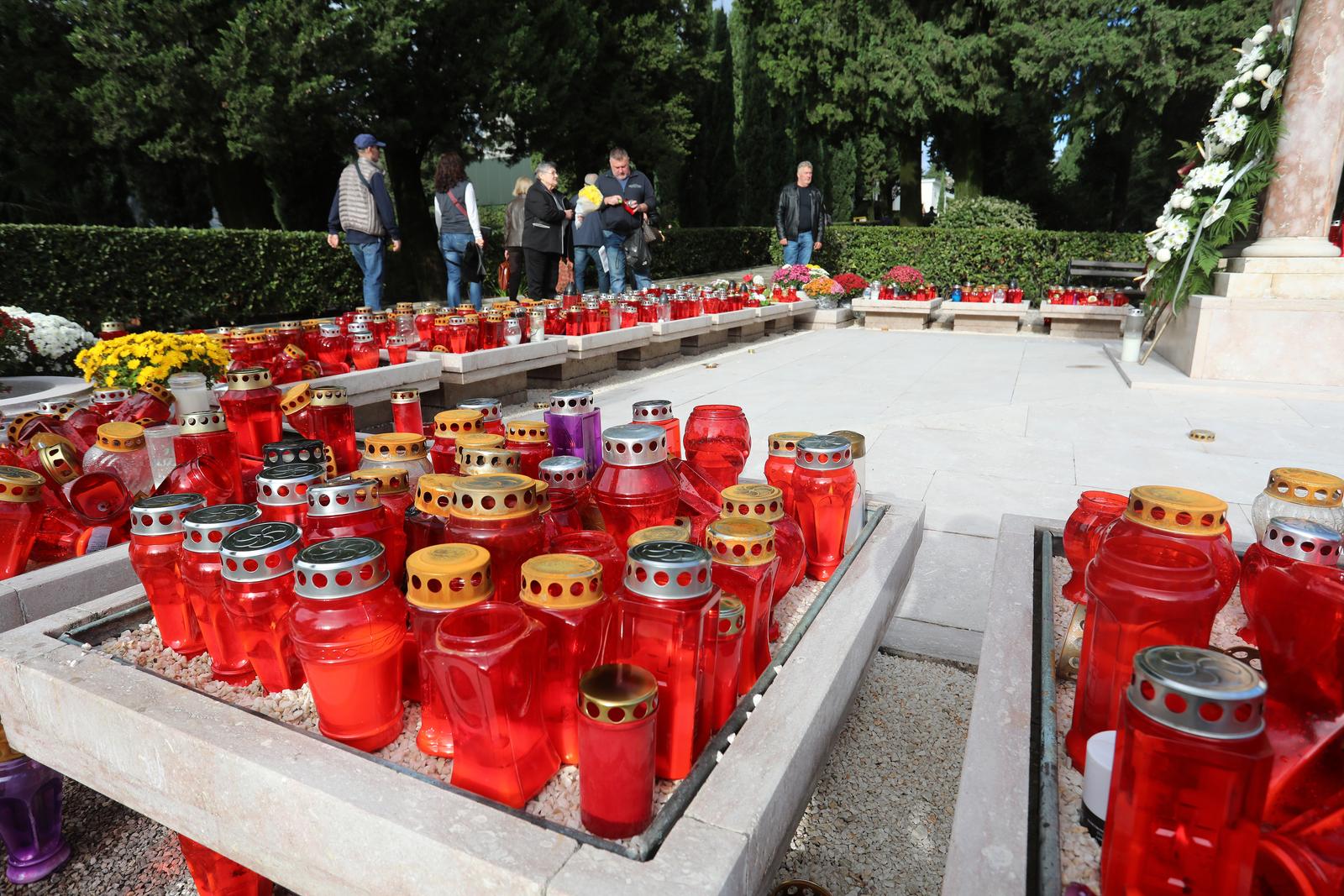Rijeka: Građani na groblju na blagdan Svih Svetih Rijeka: Građani na groblju na blagdan Svih Svetih