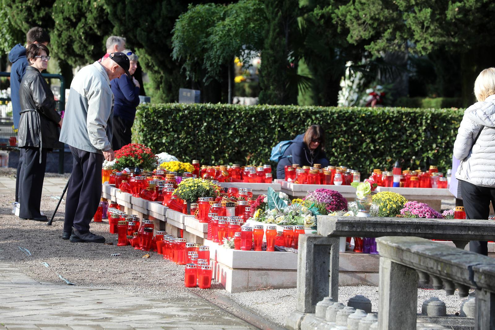 Rijeka: Građani na groblju na blagdan Svih Svetih Rijeka: Građani na groblju na blagdan Svih Svetih