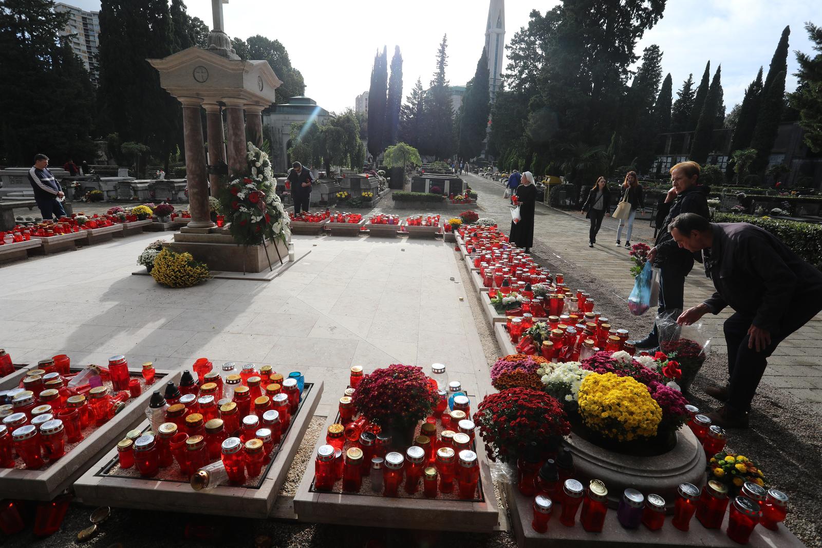 Rijeka: Gra?ani na groblju na blagdan Svih Svetih Rijeka: Gra?ani na groblju na blagdan Svih Svetih