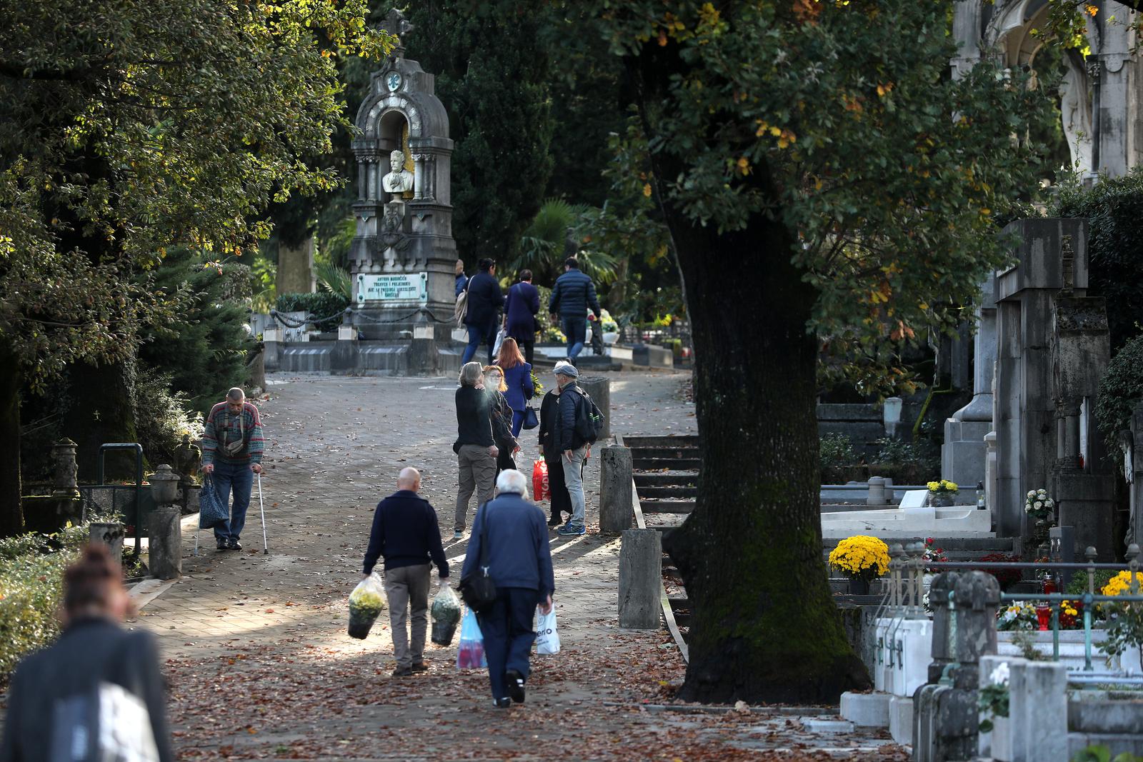 Rijeka: Gra?ani na groblju na blagdan Svih Svetih Rijeka: Gra?ani na groblju na blagdan Svih Svetih