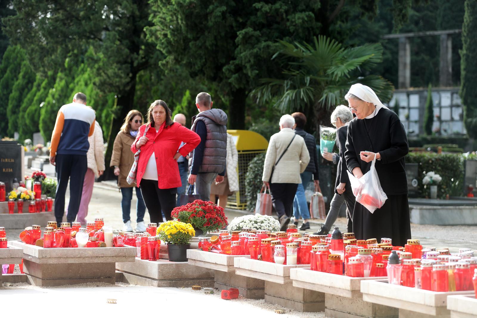 Rijeka: Gra?ani na groblju na blagdan Svih Svetih Rijeka: Gra?ani na groblju na blagdan Svih Svetih