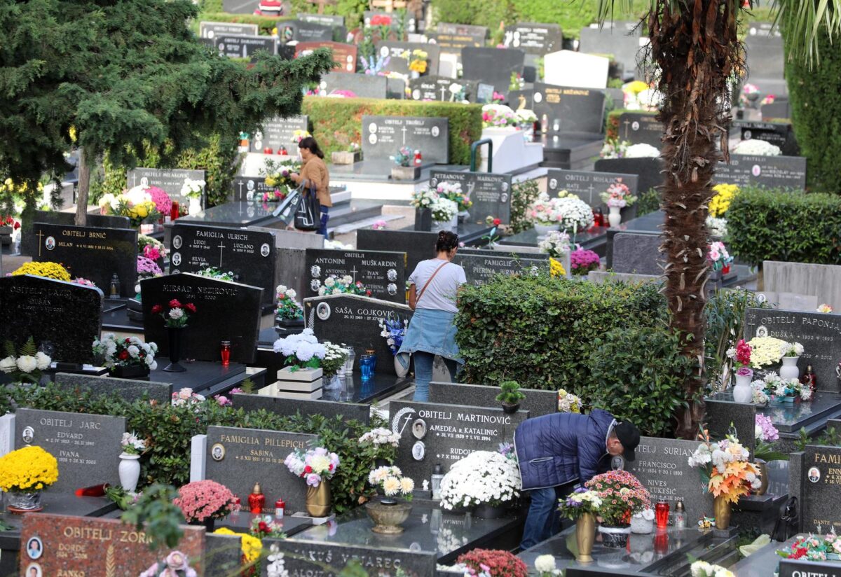 Rijeka: Građani na groblju na blagdan Svih Svetih