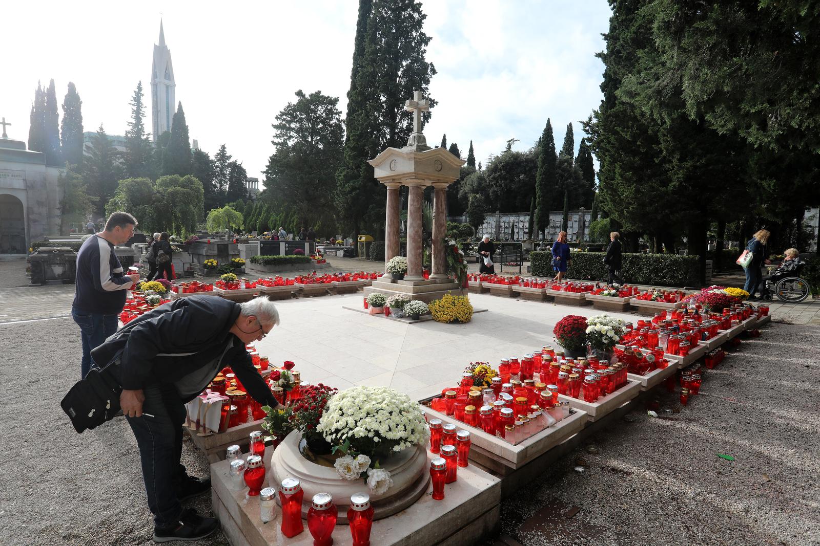 Rijeka: Gra?ani na groblju na blagdan Svih Svetih Rijeka: Gra?ani na groblju na blagdan Svih Svetih