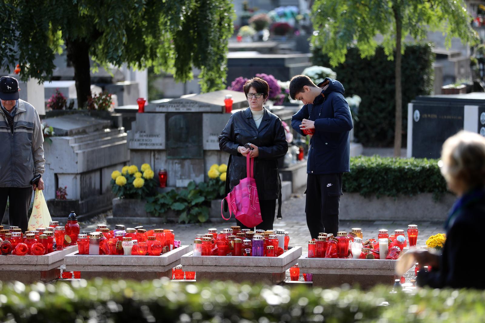Rijeka: Gra?ani na groblju na blagdan Svih Svetih Rijeka: Gra?ani na groblju na blagdan Svih Svetih