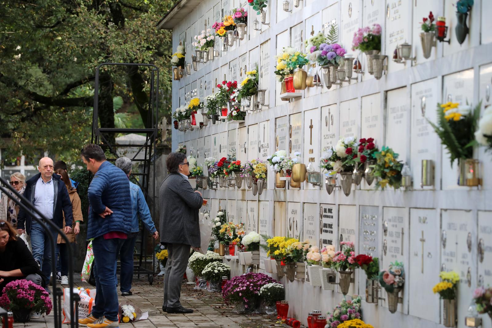 Rijeka: Građani na groblju na blagdan Svih Svetih Rijeka: Građani na groblju na blagdan Svih Svetih