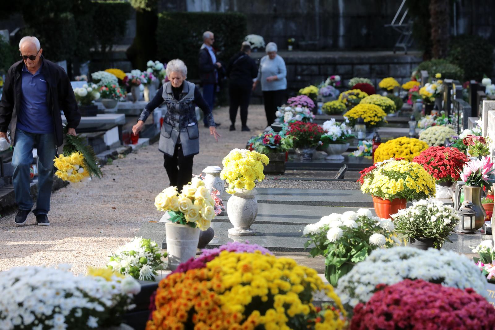 Rijeka: Građani na groblju na blagdan Svih Svetih Rijeka: Građani na groblju na blagdan Svih Svetih
