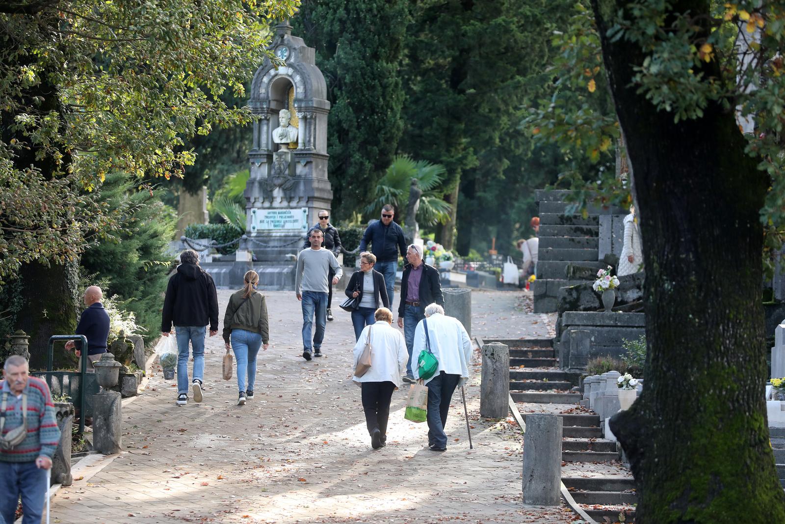 Rijeka: Građani na groblju na blagdan Svih Svetih Rijeka: Građani na groblju na blagdan Svih Svetih