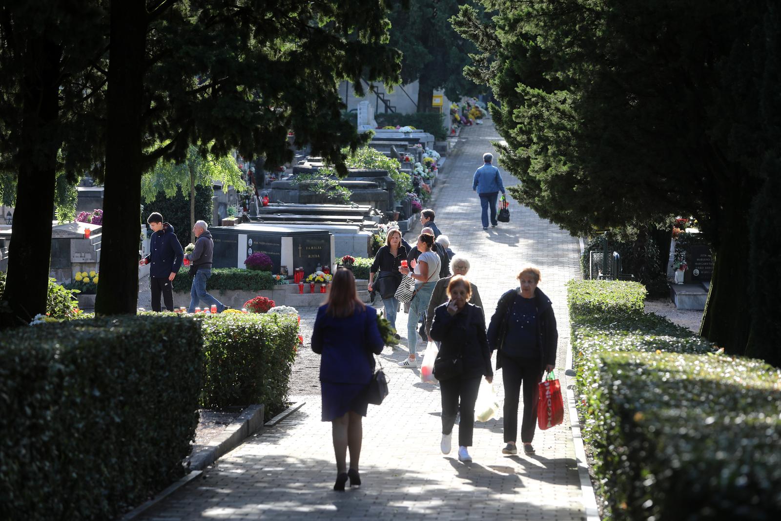 Rijeka: Građani na groblju na blagdan Svih Svetih Rijeka: Građani na groblju na blagdan Svih Svetih