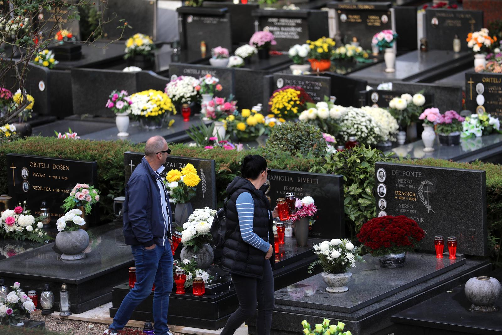 Rijeka: Građani na groblju na blagdan Svih Svetih Rijeka: Građani na groblju na blagdan Svih Svetih