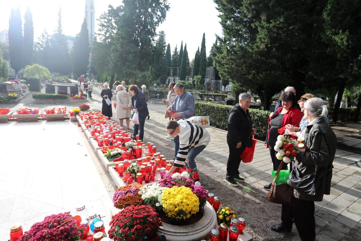 Rijeka: Gra?ani na groblju na blagdan Svih Svetih
