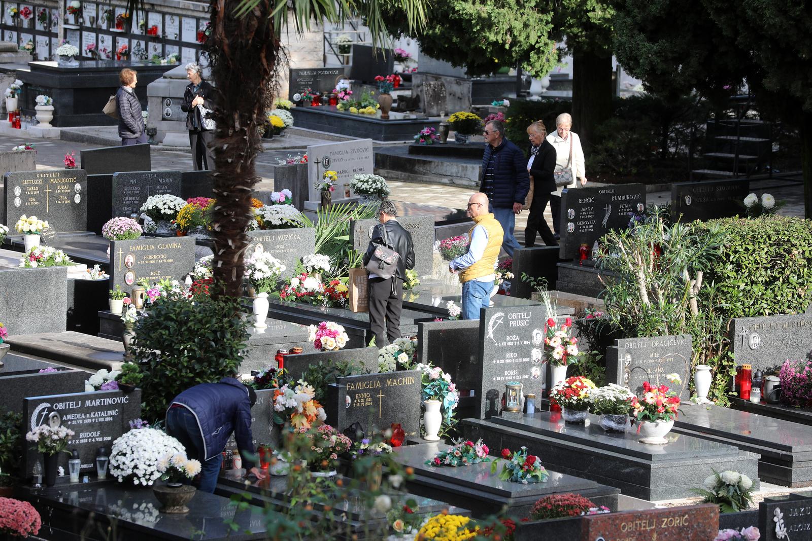 Rijeka: Gra?ani na groblju na blagdan Svih Svetih Rijeka: Gra?ani na groblju na blagdan Svih Svetih