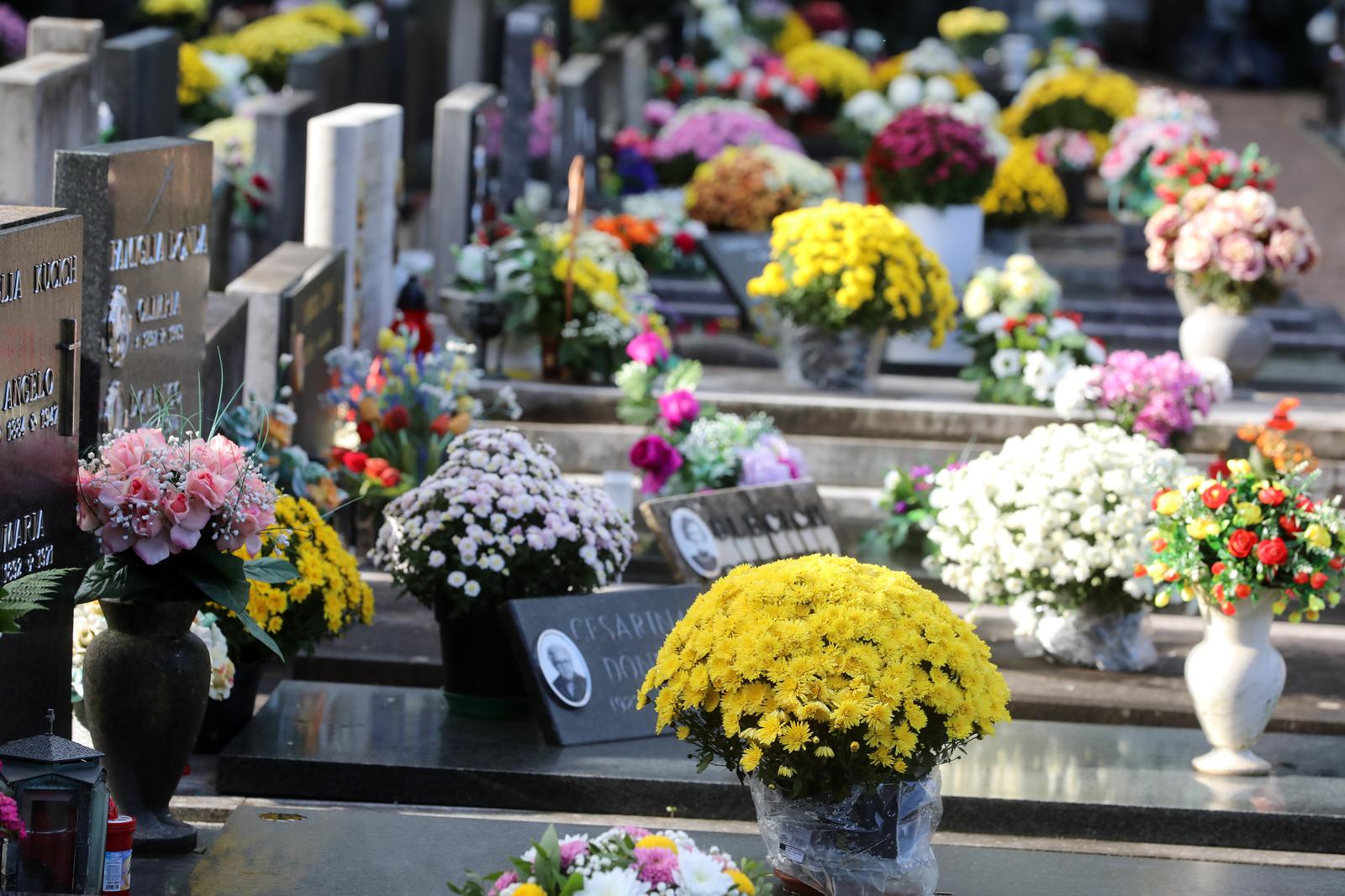 Rijeka: Građani na groblju na blagdan Svih Svetih Rijeka: Građani na groblju na blagdan Svih Svetih