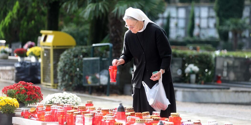 Rijeka: Gra?ani na groblju na blagdan Svih Svetih