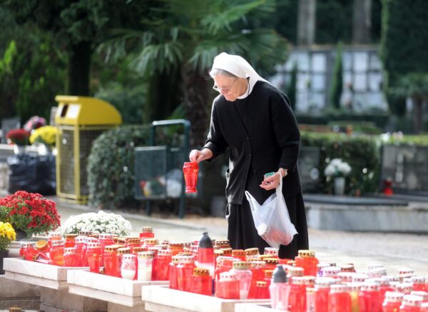 Rijeka: Gra?ani na groblju na blagdan Svih Svetih