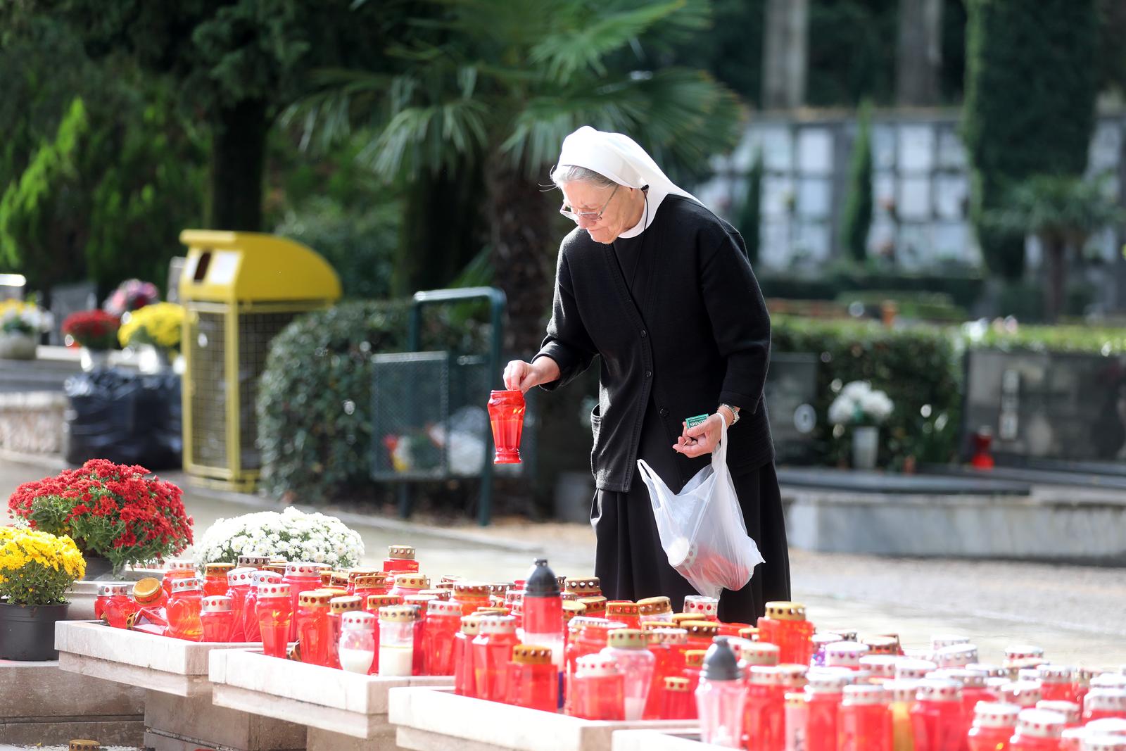 Rijeka: Gra?ani na groblju na blagdan Svih Svetih Rijeka: Gra?ani na groblju na blagdan Svih Svetih