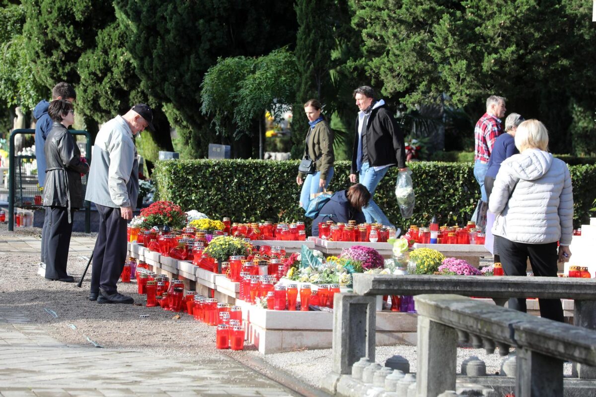 Rijeka: Građani na groblju na blagdan Svih Svetih