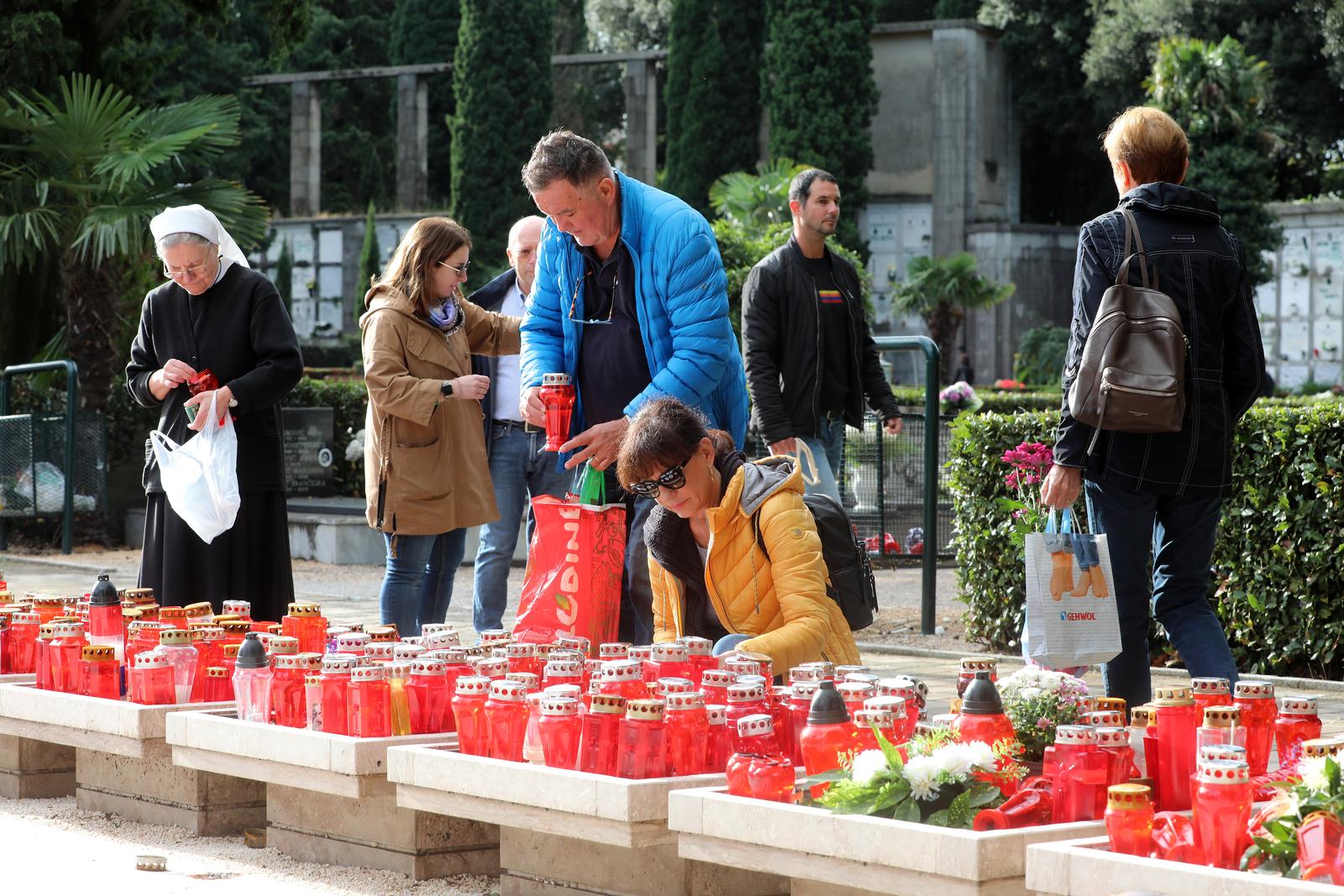 Rijeka: Građani na groblju na blagdan Svih Svetih Rijeka: Građani na groblju na blagdan Svih Svetih