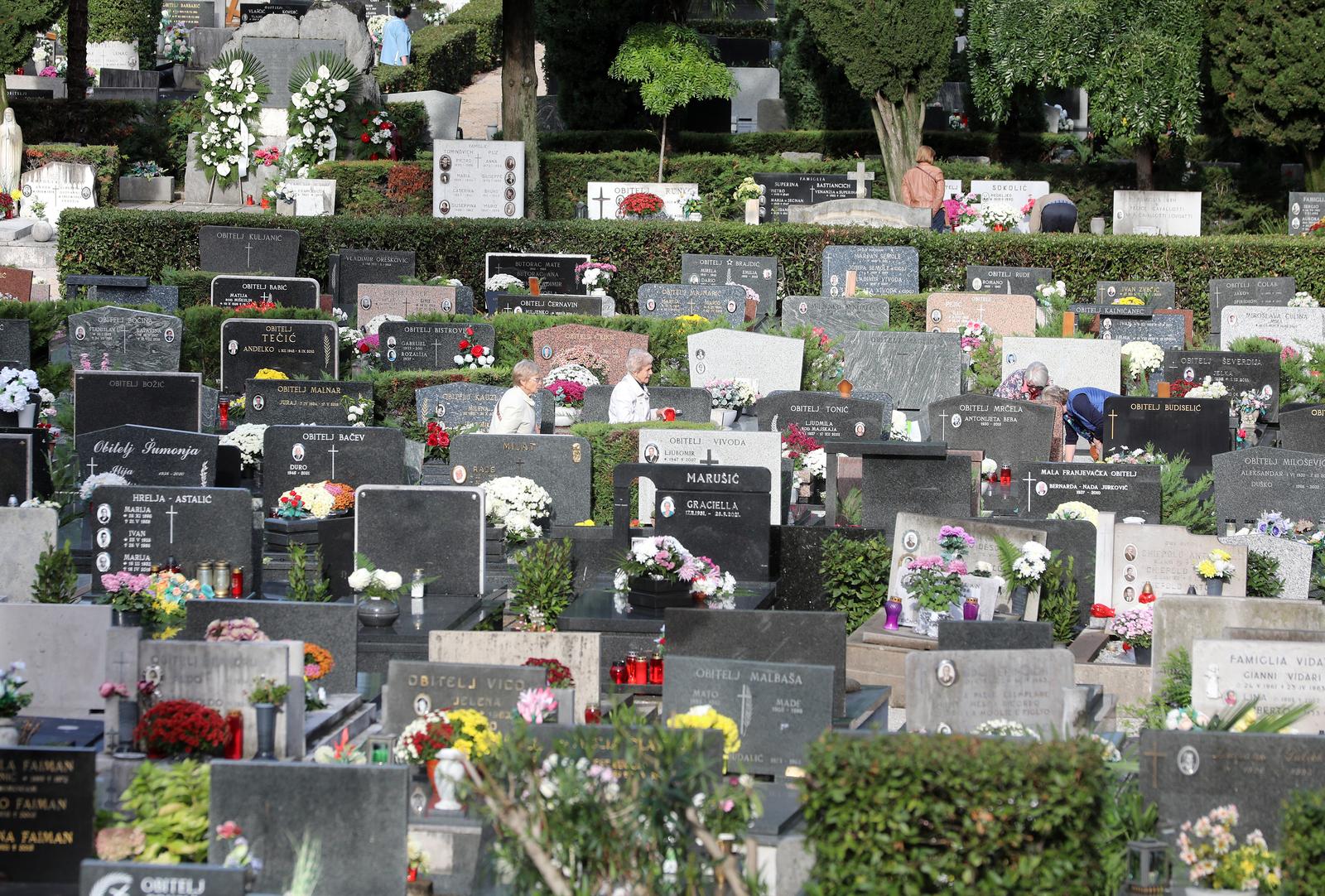 Rijeka: Građani na groblju na blagdan Svih Svetih Rijeka: Građani na groblju na blagdan Svih Svetih