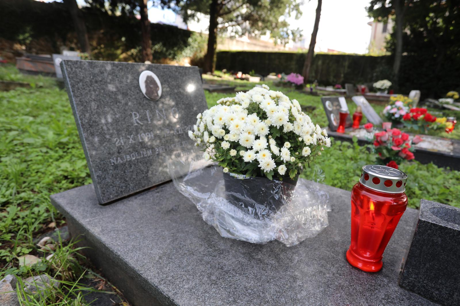 Rijeka: Cvijeće i svijeće na groblju kućnih ljubimaca Rijeka: Cvijeće i svijeće na groblju kućnih ljubimaca