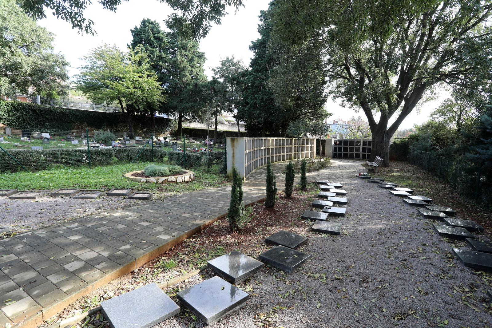 Rijeka: Cvijeće i svijeće na groblju kućnih ljubimaca Rijeka: Cvijeće i svijeće na groblju kućnih ljubimaca