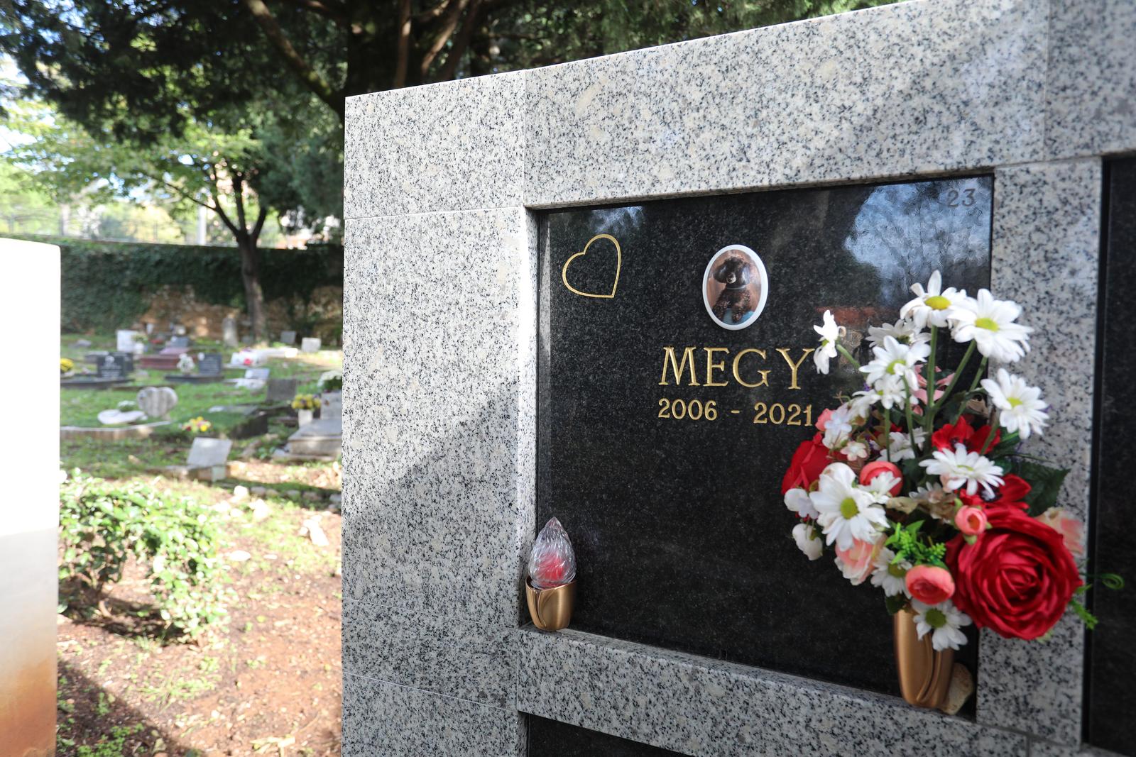 Rijeka: Cvijeće i svijeće na groblju kućnih ljubimaca Rijeka: Cvijeće i svijeće na groblju kućnih ljubimaca