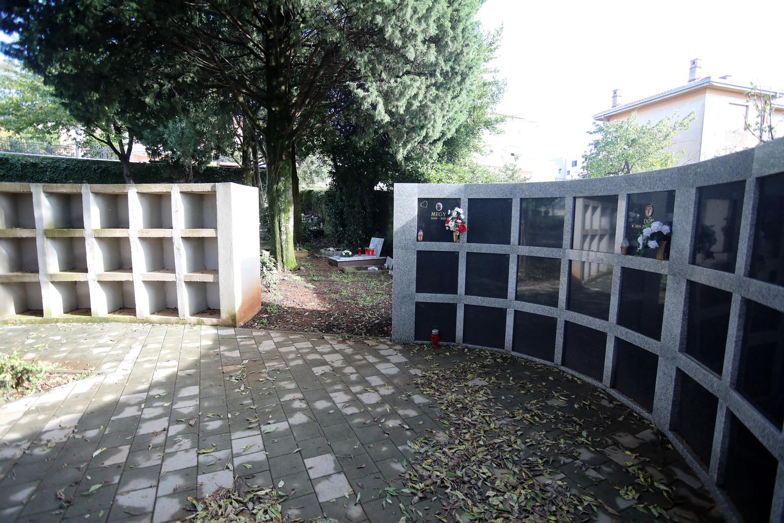 Rijeka: Cvijeće i svijeće na groblju kućnih ljubimaca Rijeka: Cvijeće i svijeće na groblju kućnih ljubimaca