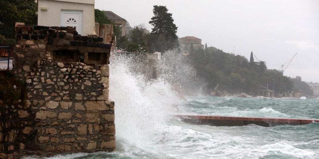 Rijeka: Jako jugo i kiša na moru pred Rijekom