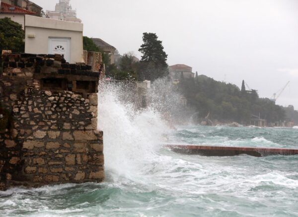 Rijeka: Jako jugo i kiša na moru pred Rijekom