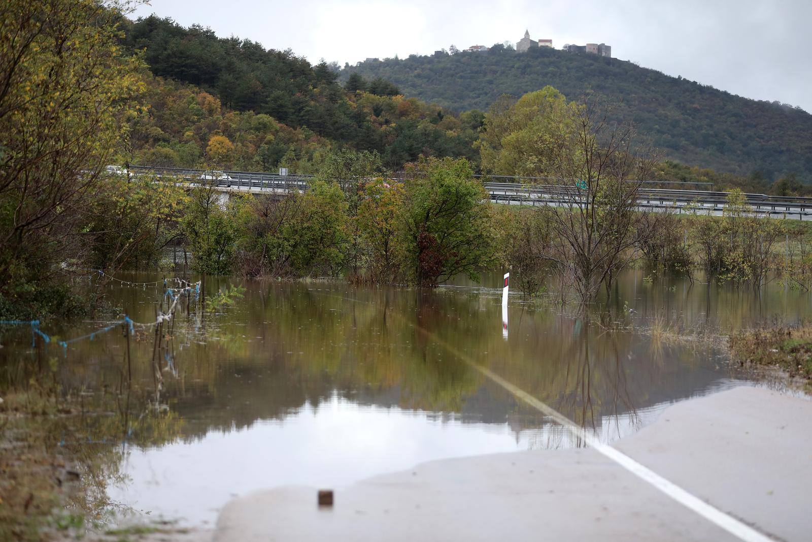 Grobničko polje i prometnice pod vodom