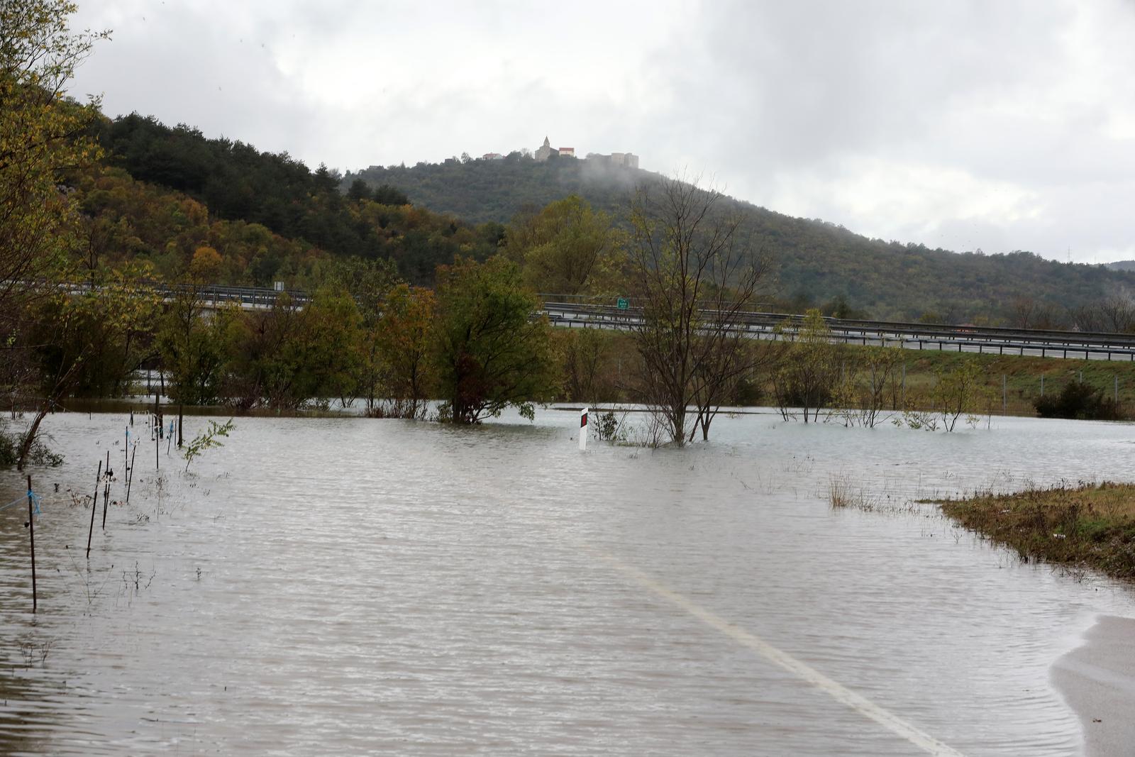 Grobničko polje i prometnice pod vodom