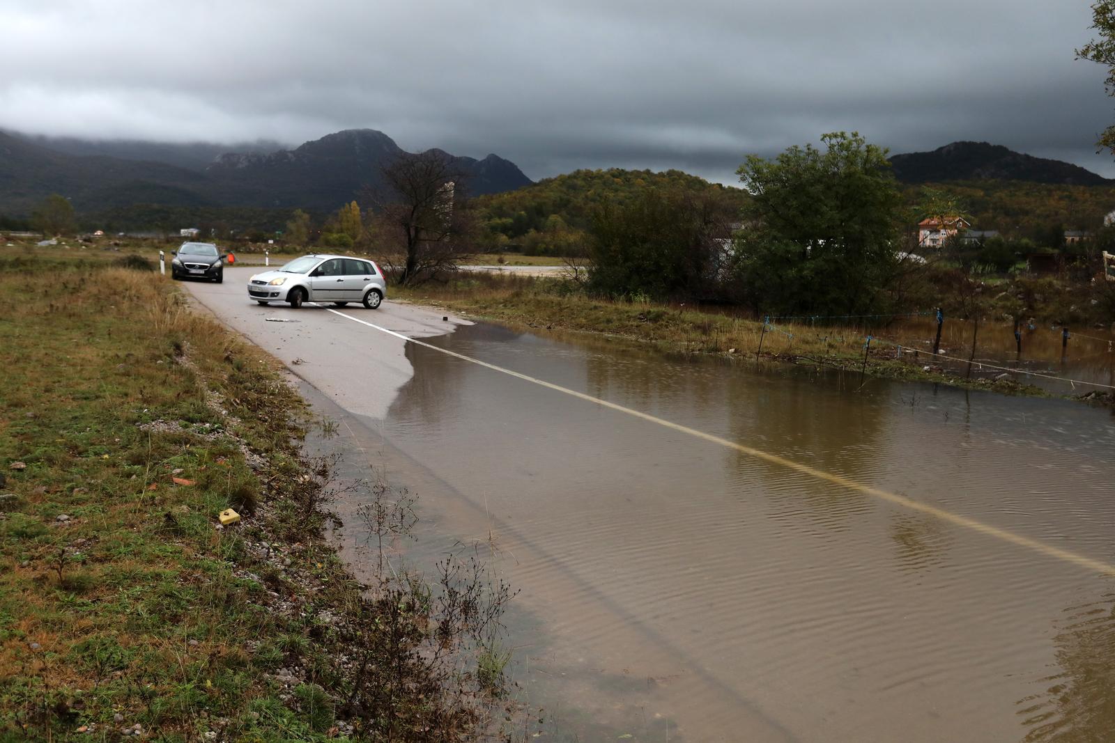 Grobničko polje i prometnice pod vodom