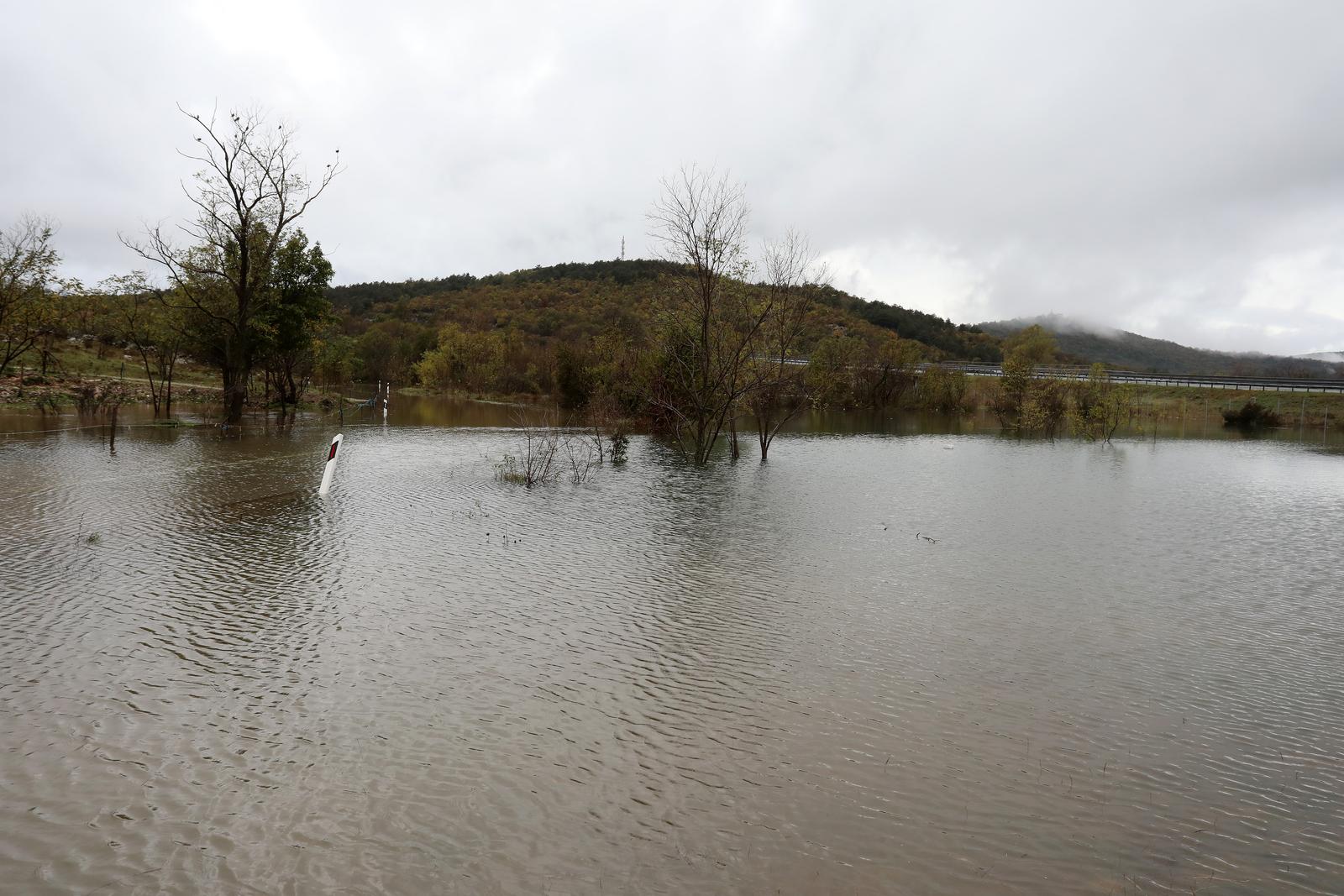 Grobničko polje i prometnice pod vodom