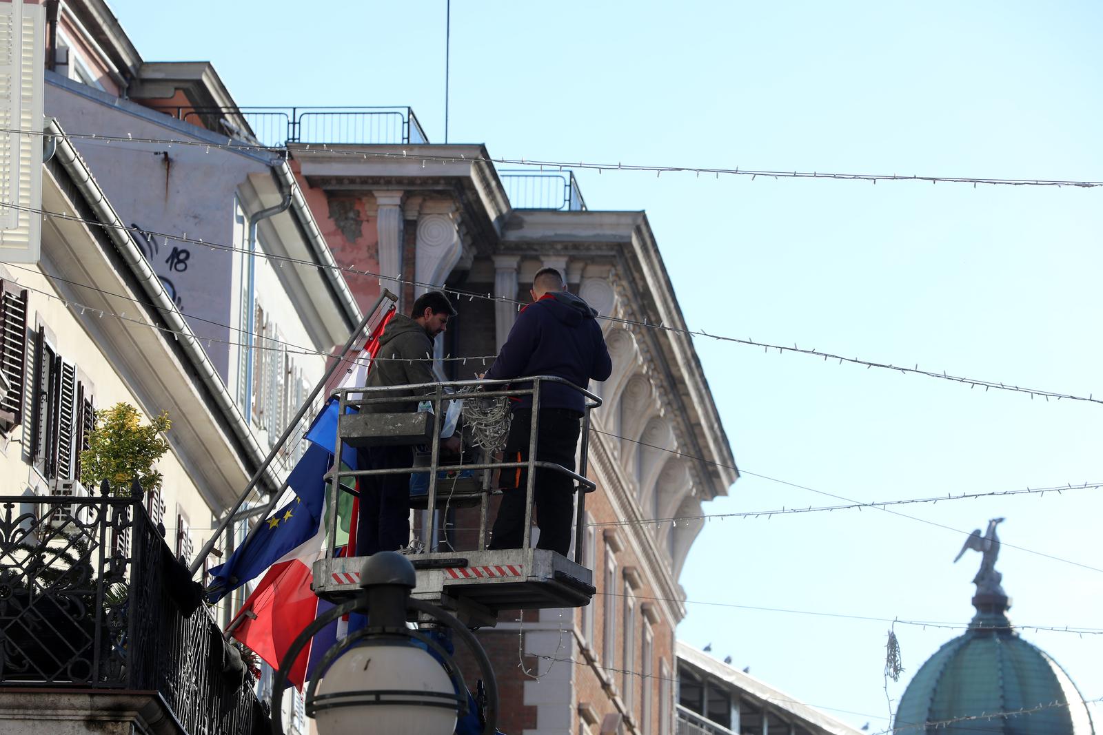 Rijeka: Postavljanje lampica na Korzu uoči božićnih blagdana Rijeka: Postavljanje lampica na Korzu uoči božićnih blagdana