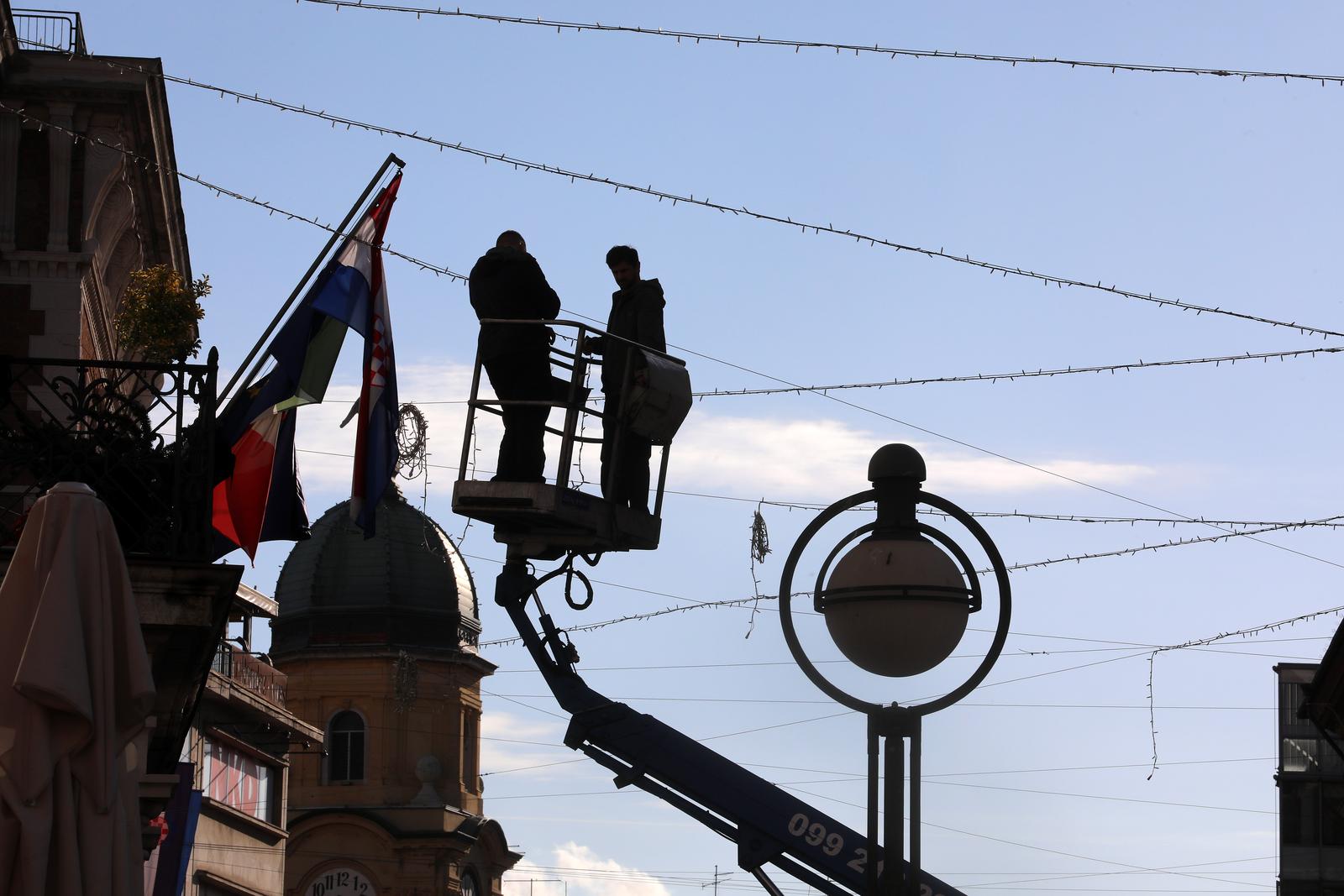 Rijeka: Postavljanje lampica na Korzu uoči božićnih blagdana Rijeka: Postavljanje lampica na Korzu uoči božićnih blagdana