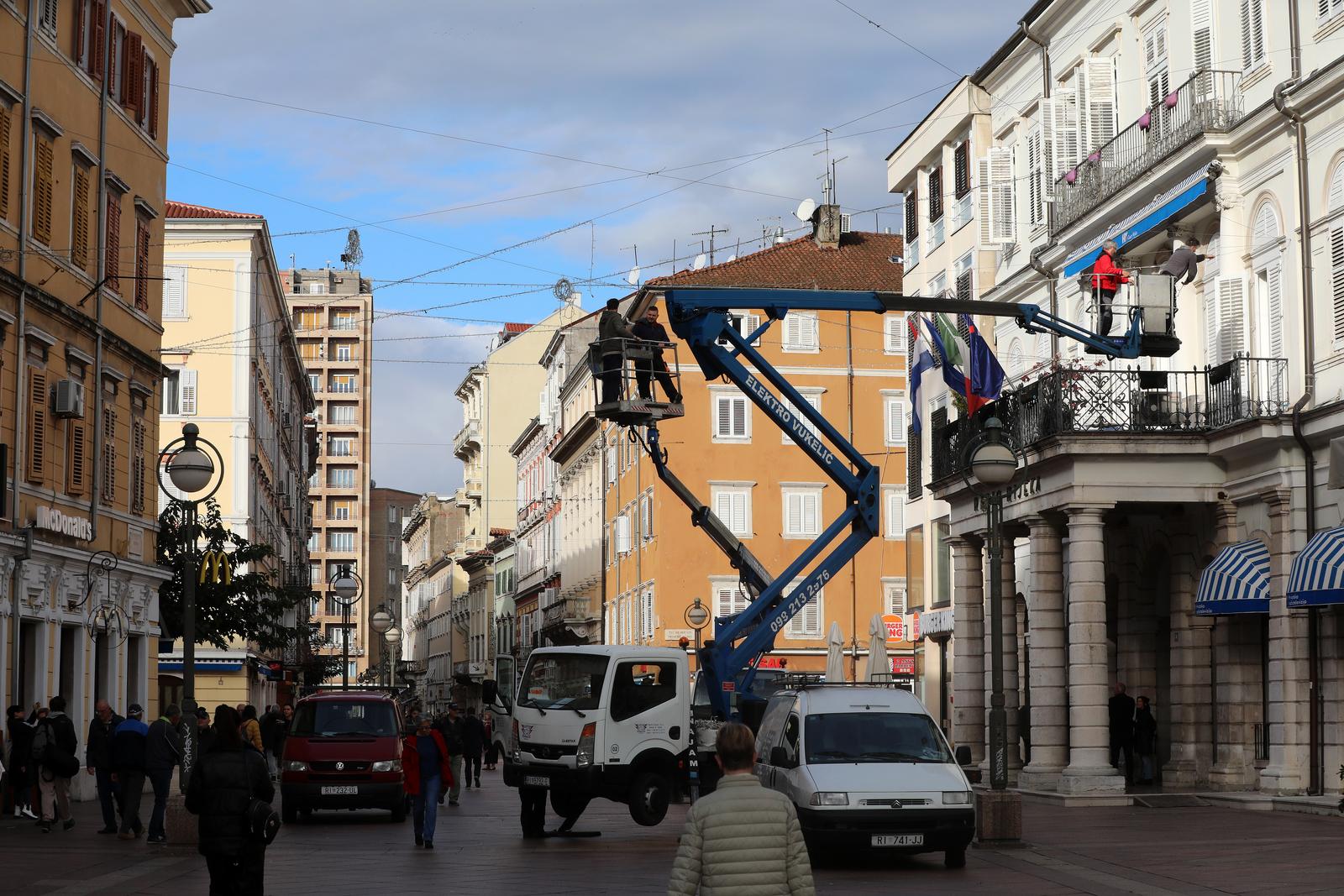 Rijeka: Postavljanje lampica na Korzu uo?i boi?nih blagdana Rijeka: Postavljanje lampica na Korzu uo?i boi?nih blagdana