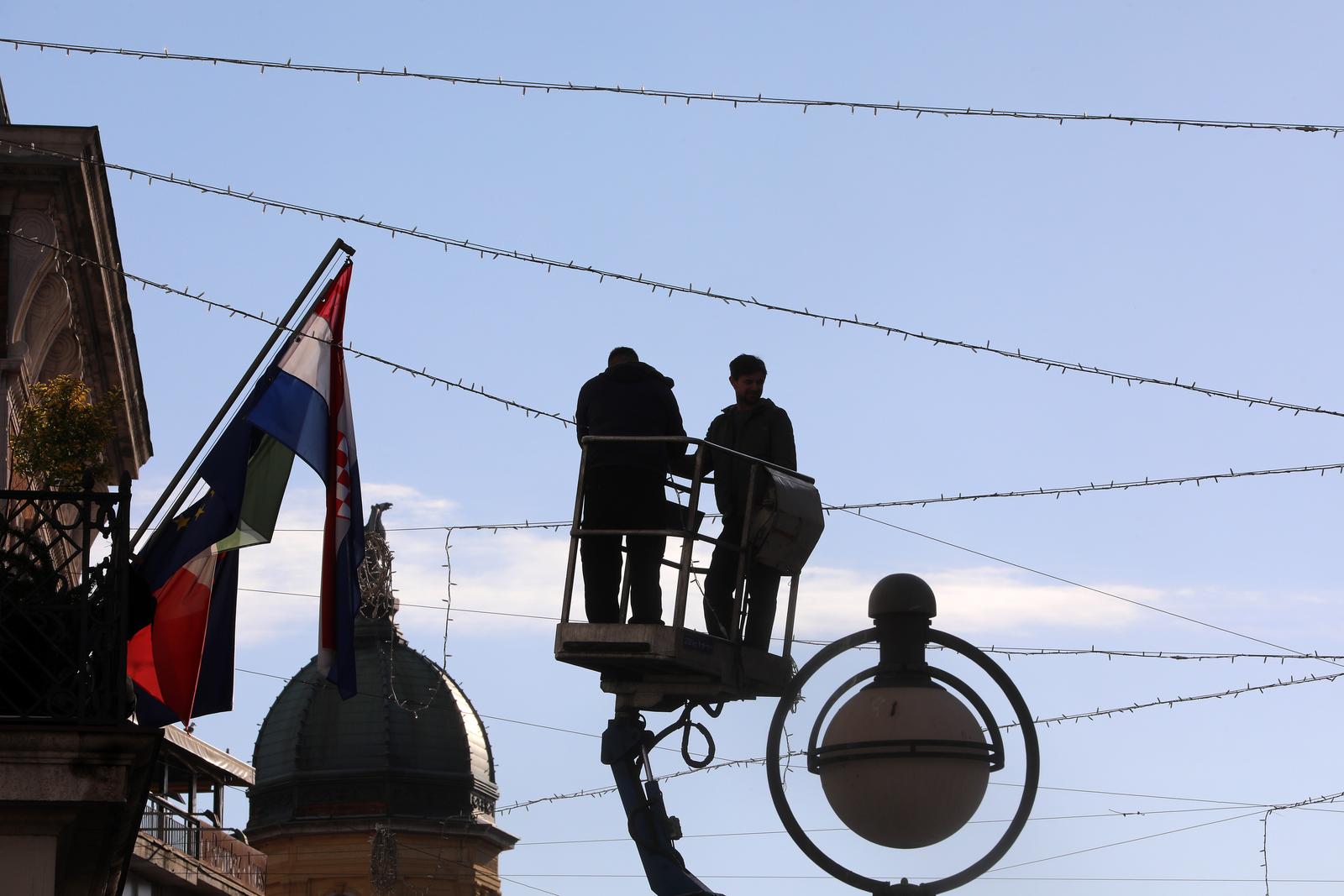 Rijeka: Postavljanje lampica na Korzu uo?i boi?nih blagdana Rijeka: Postavljanje lampica na Korzu uo?i boi?nih blagdana