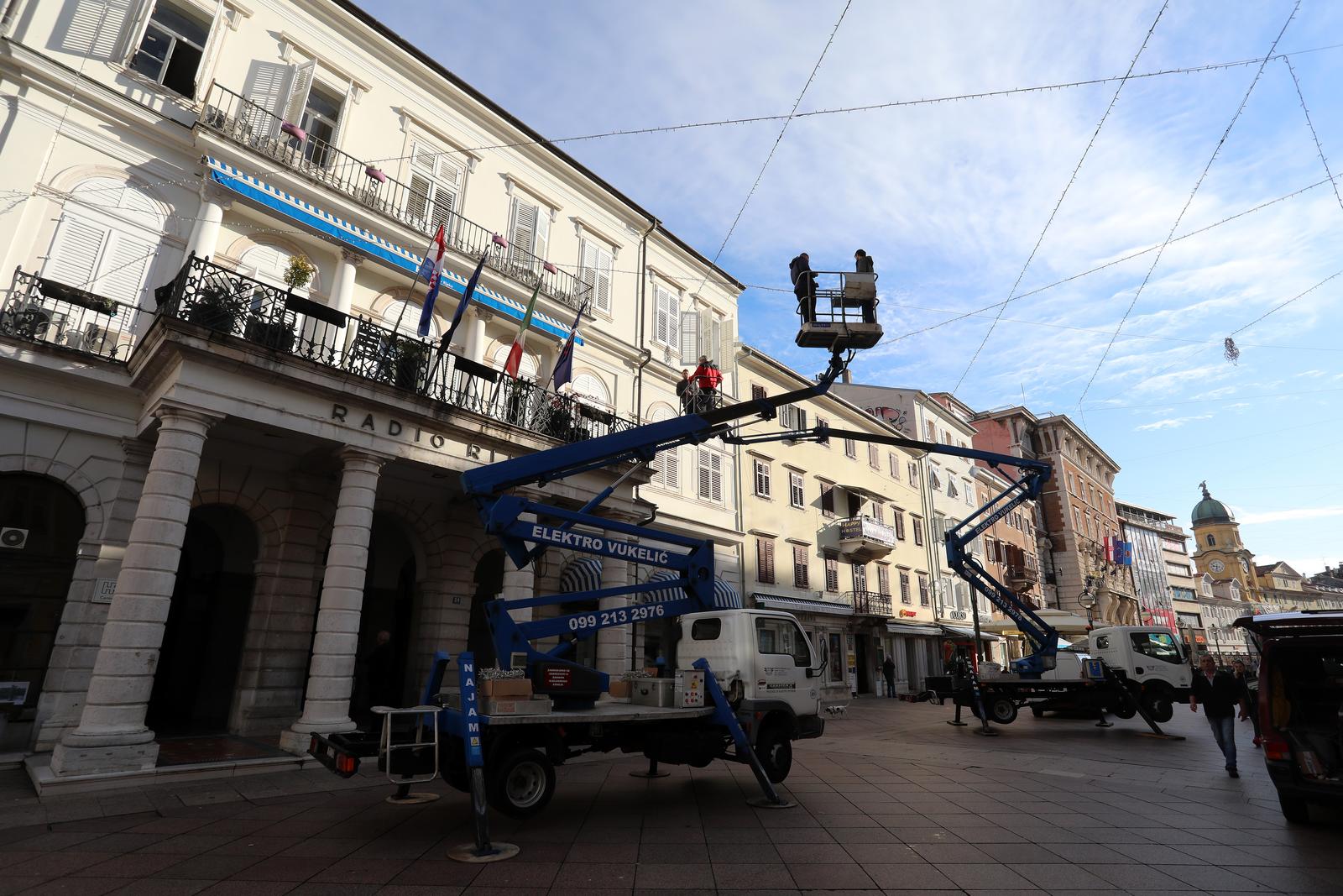 Rijeka: Postavljanje lampica na Korzu uo?i boi?nih blagdana Rijeka: Postavljanje lampica na Korzu uo?i boi?nih blagdana