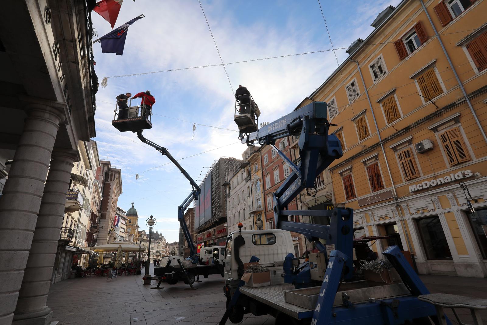 Rijeka: Postavljanje lampica na Korzu uoči božićnih blagdana Rijeka: Postavljanje lampica na Korzu uoči božićnih blagdana